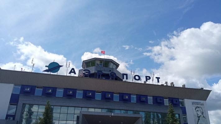 СМИ: У вылетевшего из Пензы в Москву самолета взорвался двигатель