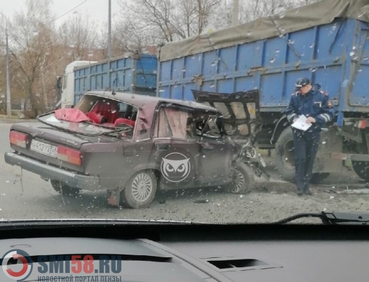 В Пензе у ВАЗа вылетели стекла после жесткого ДТП на улице Аустрина