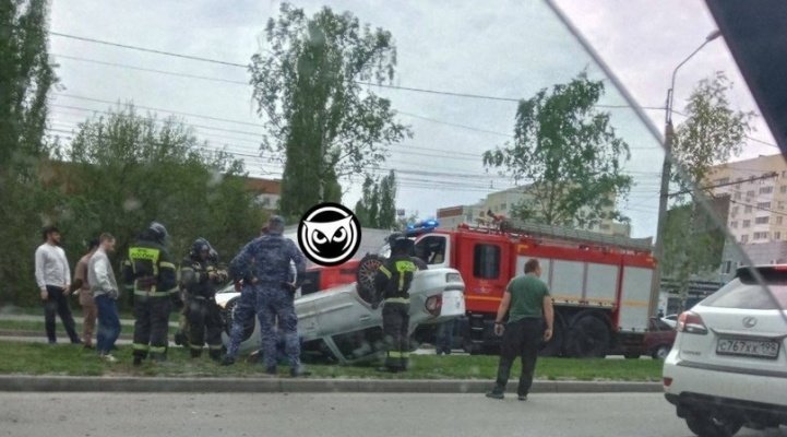 На проспекте Строителей в Пензе перевернулся автомобиль