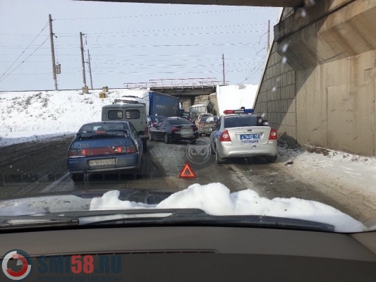 Движение в районе Бригадирского моста парализовано из-за массового ДТП