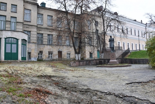 Территорию около памятника М.Ю. Лермонтову на улице Кирова благоустроят