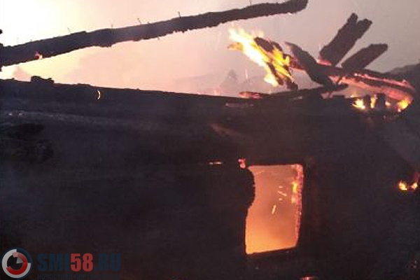 В ночном пожаре в своем доме погиб пензенец, спасен ребенок