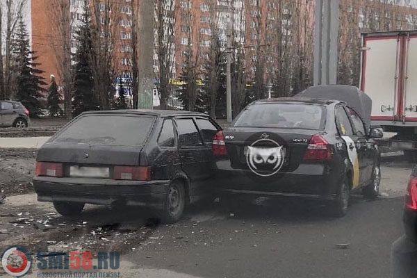 В пензенском Арбеково два авто с треском притерлись друг к другу