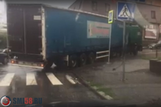 В Пензе МАЗ заблокировал перекресток Володарского и Кураева