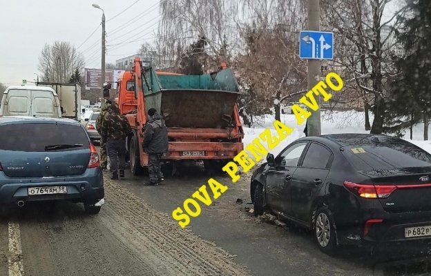 На улице Аустрина в Пензе автомобиль врезался в мусоровоз