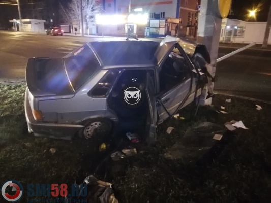 В пензенской Терновке автомобиль влетел в столб. Есть пострадавшие