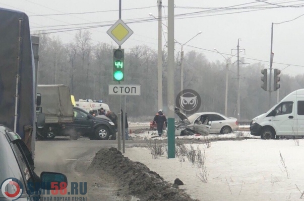 inomarka-vyletela-s-dorogi-posle-dtp-u-dizel-areny