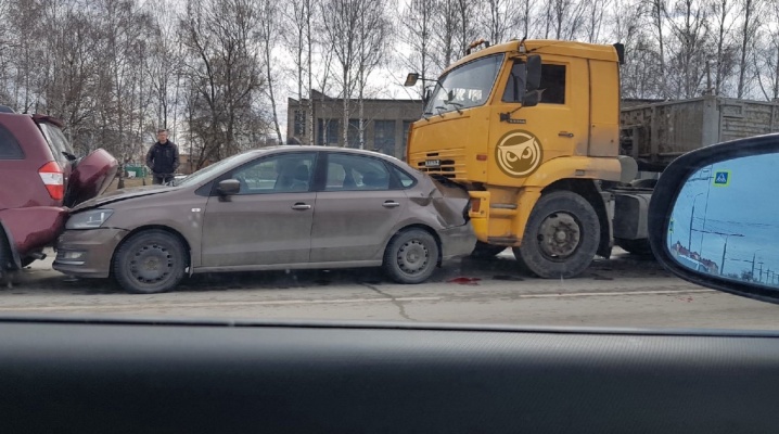 В пензенской Терновке КамАЗ «собрал» несколько автомобилей на «зебре»