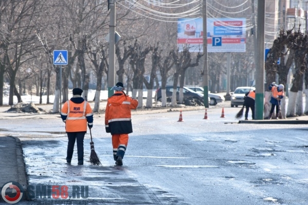 v-penze-polnym-khodom-idet-vesennyaya-uborka-dorog