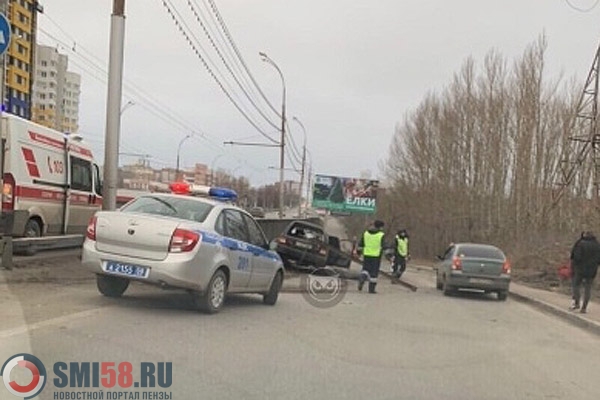 vozle-penzenskogo-tsnti-legkovushka-vrezalas-v-otboynik-est-postradavshie