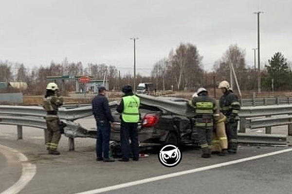 В Пензе автомобиль врезался в отбойник и пробил его
