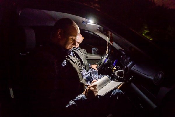 В Пензе неадекватный квартиросъемщик бросал вещи из окна