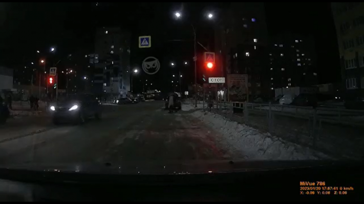 В пензенском Спутнике автомобилист чуть не сбил школьников на переходе