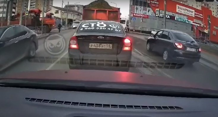 На Сухумской улице в Пензе КамАЗ едва не сбил ребенка