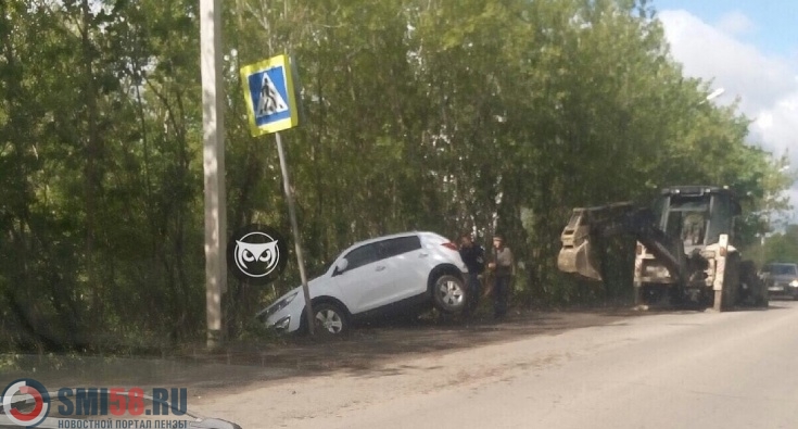 В Пензе иномарка врезалась в дорожный знак и зависла над кюветом