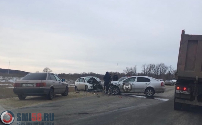 Два водителя пострадали в жестком утреннем ДТП под Пензой