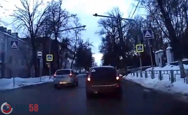 В Пензе водитель «Яндекс.Такси» проехал пешеходный переход по встречке