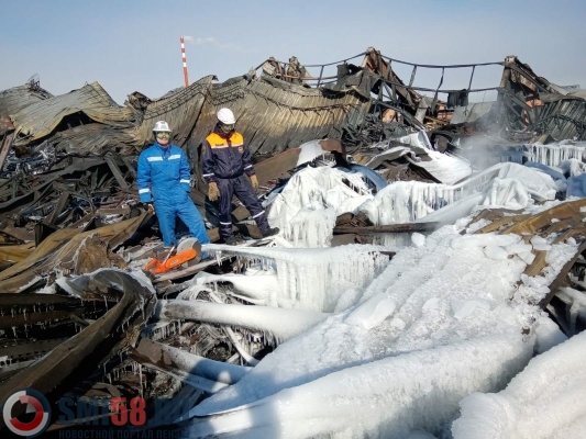 В Пензе продолжают устранять последствия пожара на складе в Кривозерье