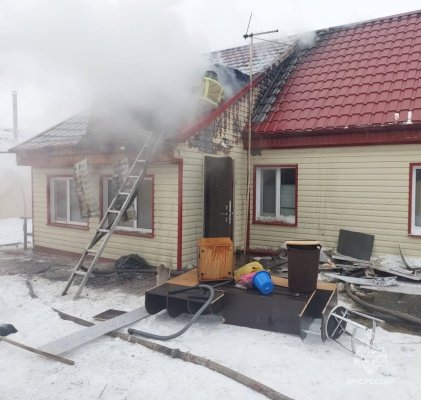 В Каменке крышу деревянного дома тушили семь пожарных