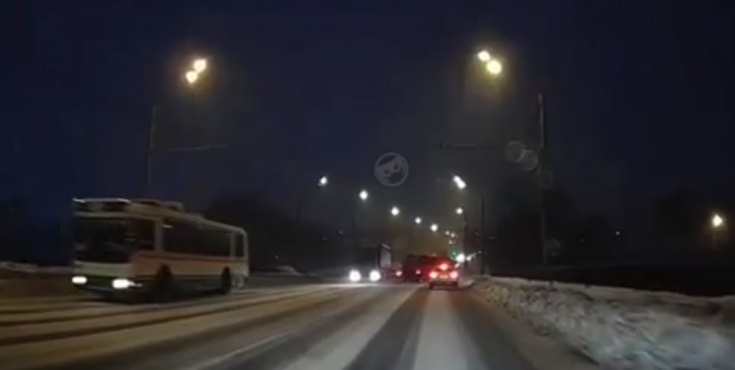 На Сурском мосту в Пензе КамАЗ и фура «сыграли в бильярд» легковым автомобилем