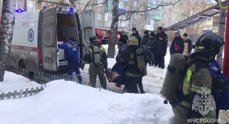 Мужчину спасли из горящей квартиры в Пензе