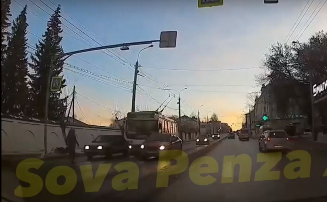 В центре Пензы троллейбус толкнул два автомобиля на пешехода