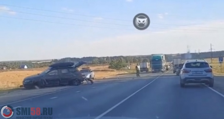 Под Пензой легковой автомобиль потерял колесо в ДТП с грузовиком