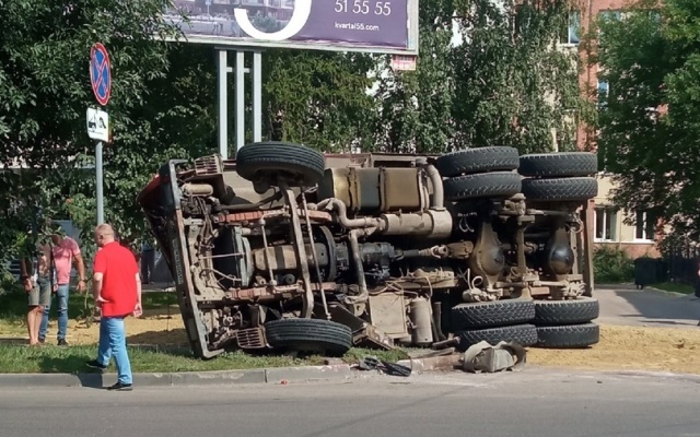 Момент опрокидывания КамАЗа в Пензе попал на видео