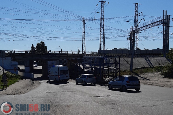u-bakuninskogo-mosta-v-penze-zastryal-avtovoz