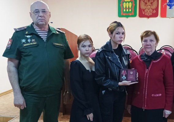 В Никольске матери погибшего бойца СВО вручили посмертную награду сына
