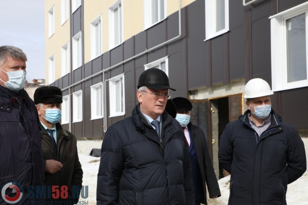 Пензенский губернатор проконтролировал строительство дома для переселенцев в Сурске