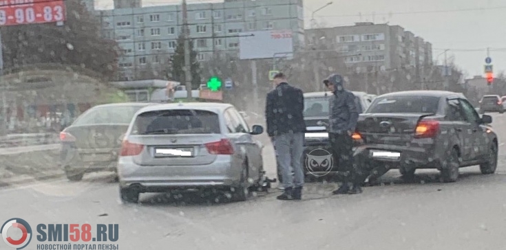 На проспекте Строителей в Пензе не разъехались три автомобиля