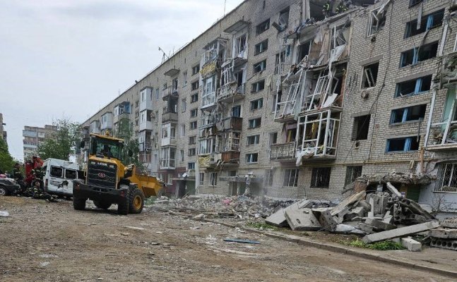 Пензенские спасатели всю ночь работали в обстрелянном жилом квартале Токмака