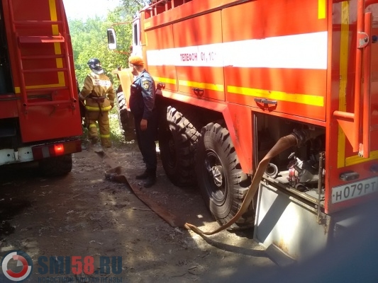 В дачном поселке под Пензой сгорел дом, есть пострадавший