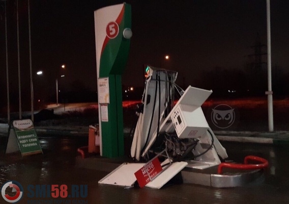 Фура из Казахстана разворотила АЗС на улице Рябова