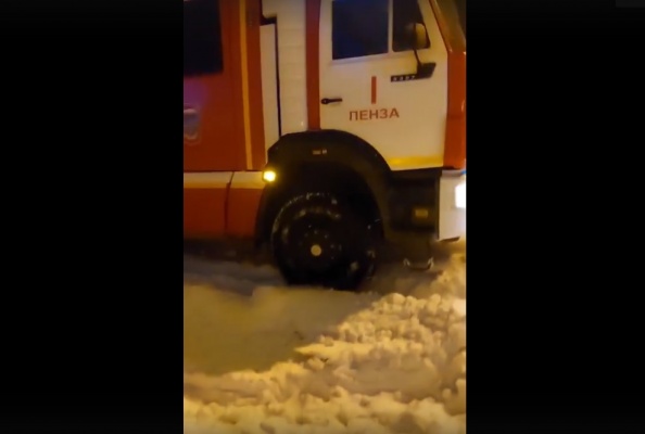 В Пензе пожарные не могли проехать к горящему дому из-за сугробов