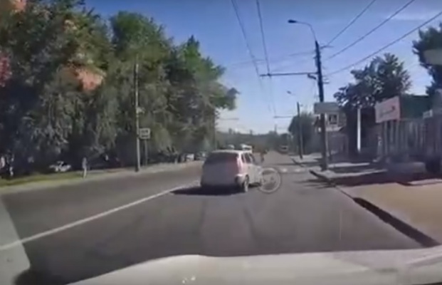 На улице Калинина в Пензе пешеход чудом убежал из-под колес автомобиля
