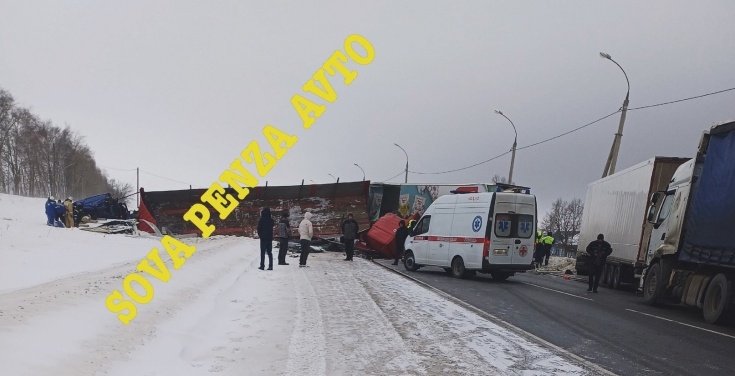 В ДТП в Нижнеломовском районе пострадали водителя двух фур