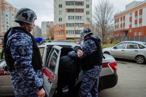 v-kuznetske-rosgvardeytsy-poymali-vybegavshego-iz-magazina-vora