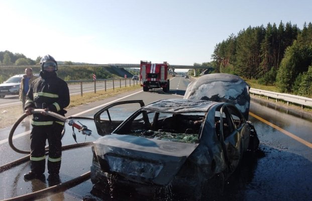Появились кадры с места возгорания автомобиля на трассе в Городищенском районе