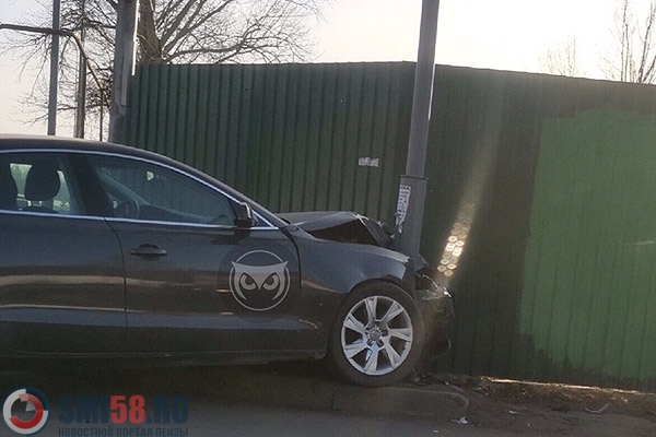 v-penze-na-ul-okruzhnoy-avtomobil-audi-vrezalsya-v-svetofor