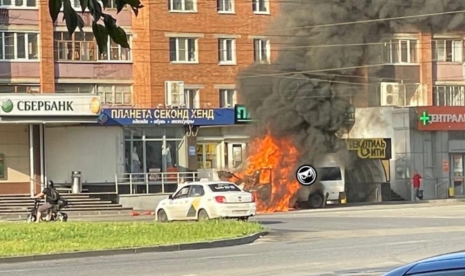 В пензенском Арбеково сгорел микроавтобус