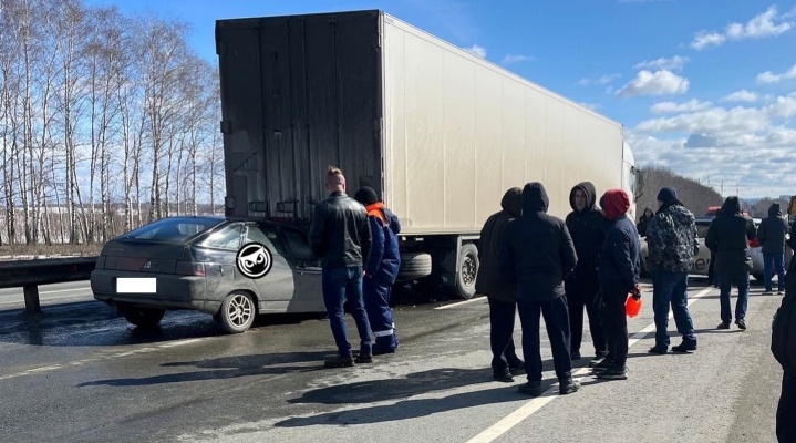 На окраине Пензы ВАЗ влетел под кузов грузовика