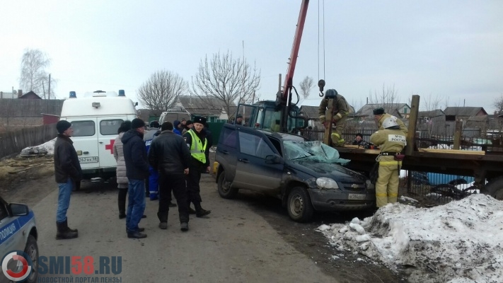 pyanyy-s-utra-v-serdobske-nevmenyaemyy-voditel-sel-za-rul-i-zaletel-na-nive-pod-traktor