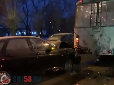 В Пензе «Приора» протаранила троллейбус