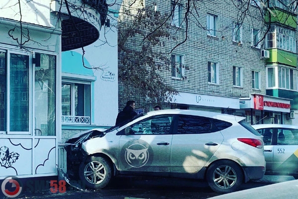 На улице Кулакова в Пензе автомобиль врезался в дом