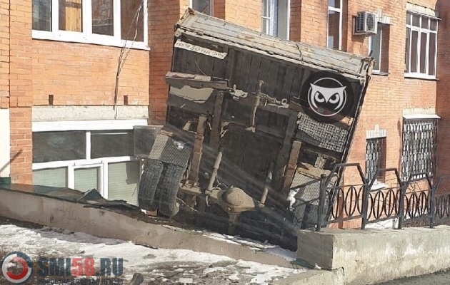 В центре Пензы грузовик улетел за ограждение вокруг дома