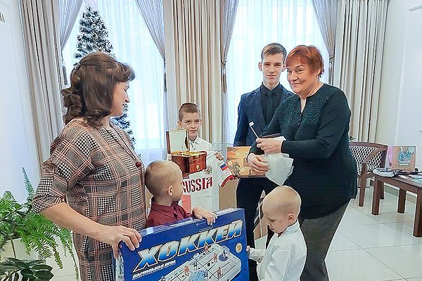 Зампред правительства Лариса Рябихина поздравила с наступающим Новым годом многодетную семью