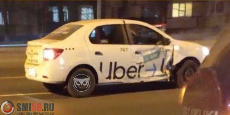 В Пензе иномарка протаранила такси Uber