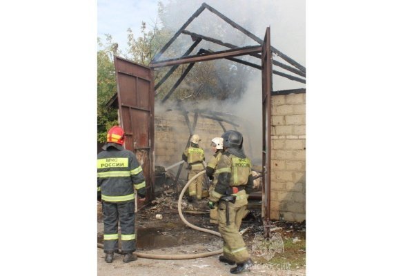 На улице Матросова в Пензе сгорели два гаража и постройка